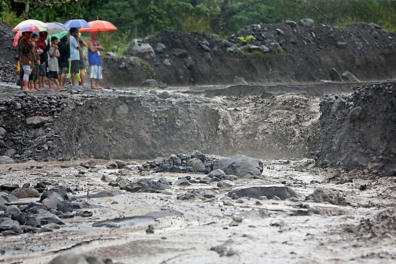 Rains trigger lahar flow from Mayon Volcano
