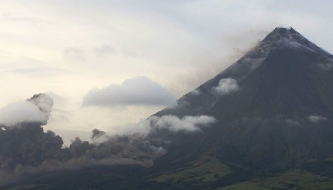Earthquake swarm shakes Mayon