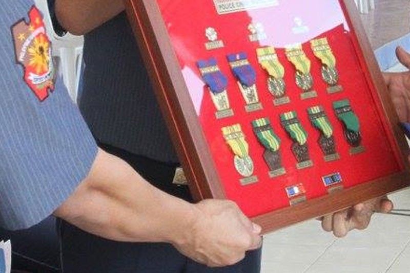 20 cops get medals for Abu Sayaff banditsâ�� arrest