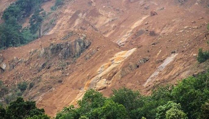 2 workers die in landslide