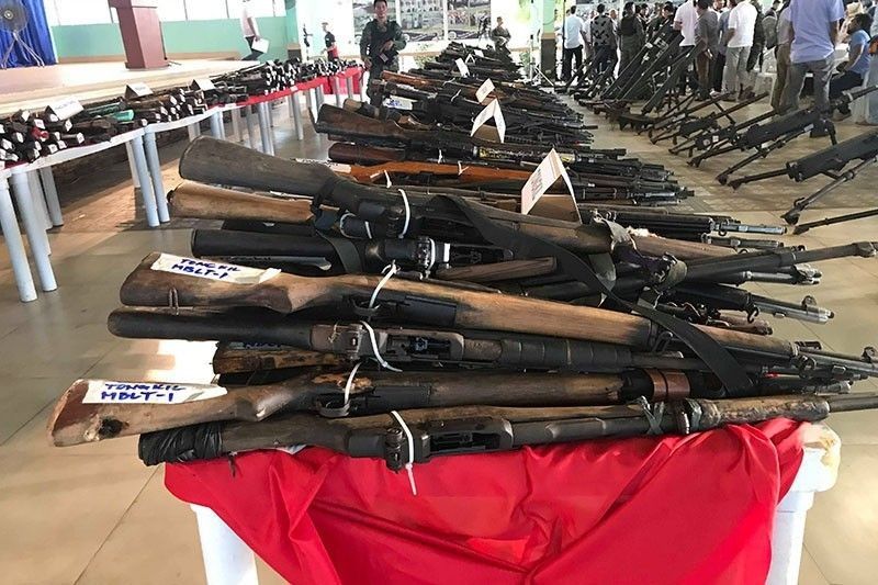Tawi-Tawi village leaders turn over high-powered guns to Marines