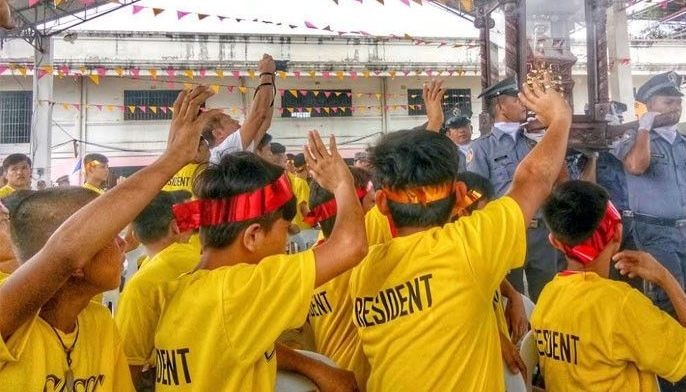 Tears flow as Sto. Ni&ntilde;o visits jail