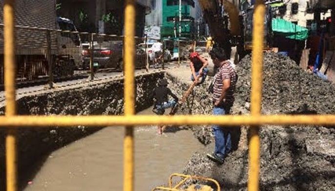 New &ldquo;creek&rdquo; on Colon causing traffic woes