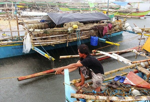 As Karen pounds Luzon; Fishermen, small vessels told: Donât go out to sea