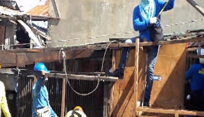 Mayor assured them a new site: 33 families tear down homes to heed order