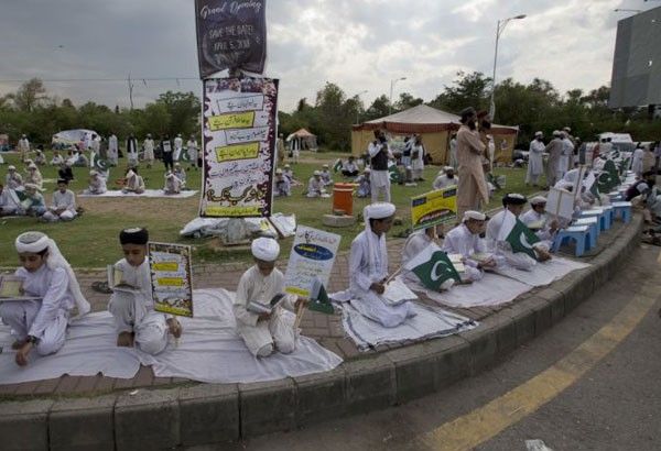 Pakistan students pray for victims of airstrike in Kunduz