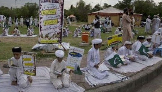 Pakistan students pray for victims of airstrike in Kunduz