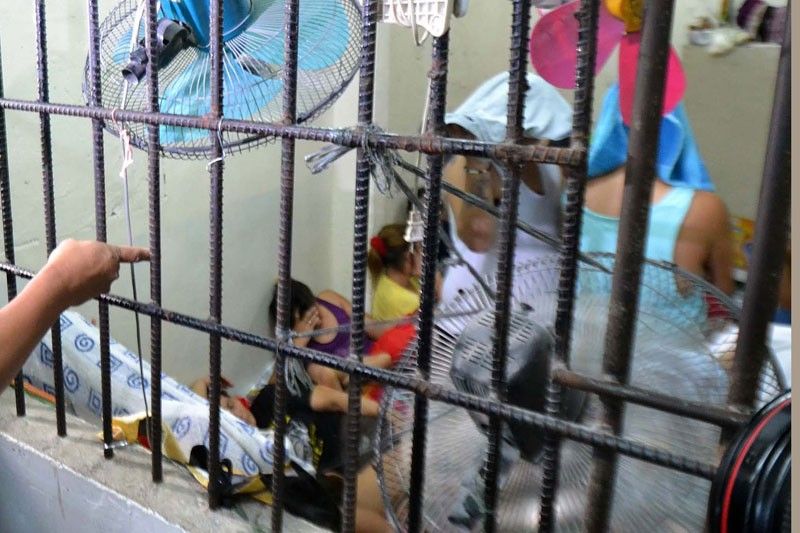 Pasay City jail ni-raid