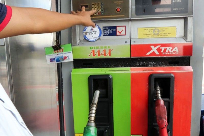 Duterte sinuspinde ang excise tax sa petrolyo