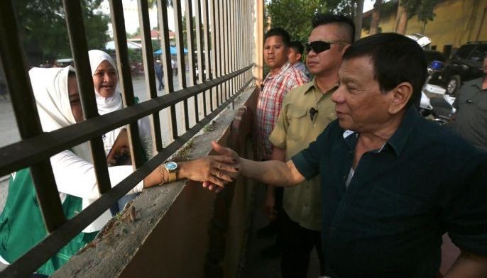Digong magbibitiw &lsquo;pag hindi lumusot ang BBL sa Mayo