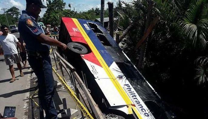 Bus hulog sa tulay: 3 patay