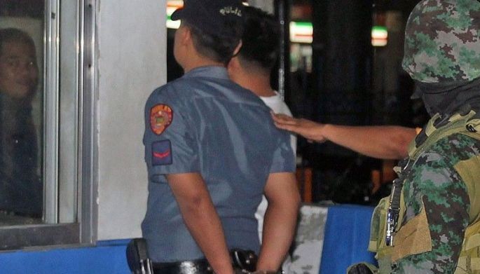 2 Manila  cops held  for extortion