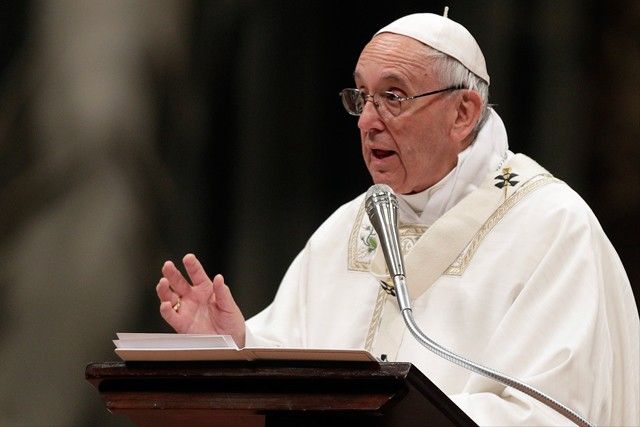 Pope denounces corruption, injustices that 'crucify' dignity