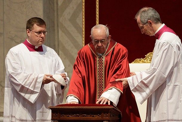 Pope Francis attends Good Friday service recalling Jesus' suffering