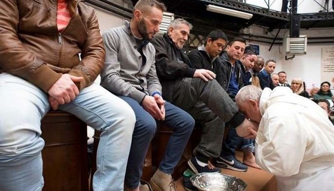 Pope Francis washes feet of Filipino inmate