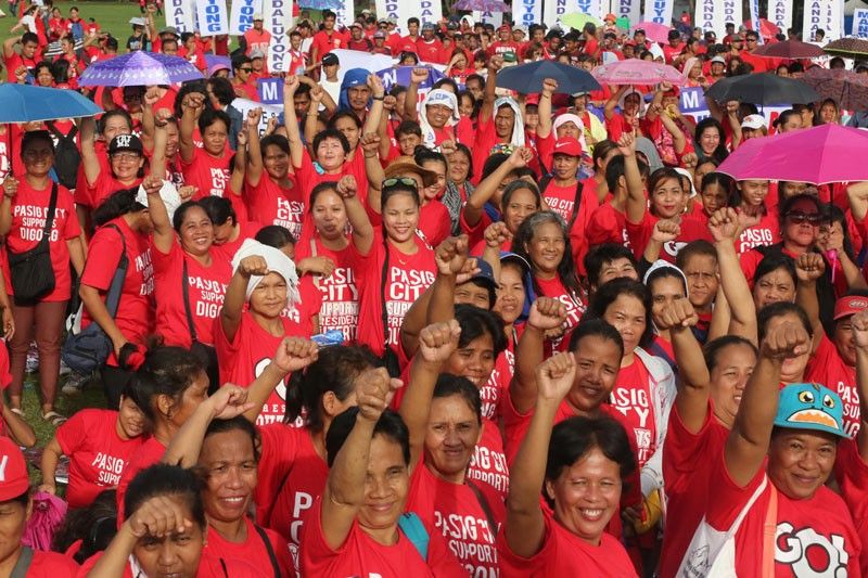 Pro at anti-Duterte group nagkairingan sa rali