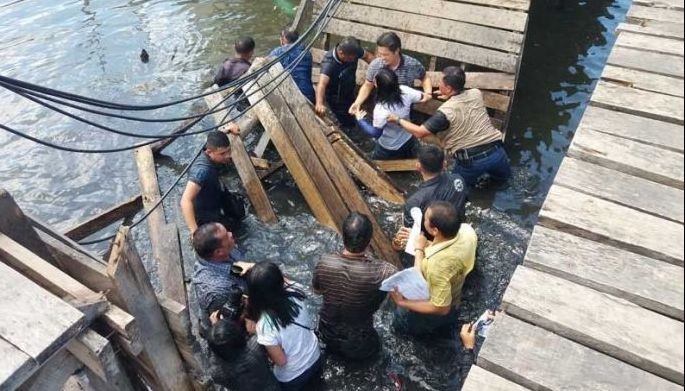 2 solon, local officials nahulog sa tulay