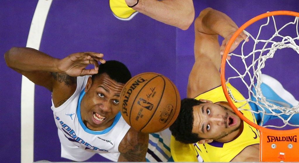 Hornets rout slumping Lakers