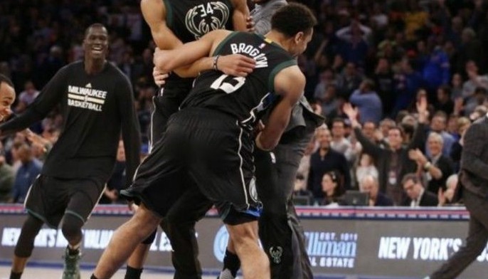 Antetokounmpo's jumper at buzzer gives Bucks win over Knicks