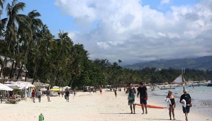 Mga pasaway lang ang isara sa Boracay &ndash; Villar