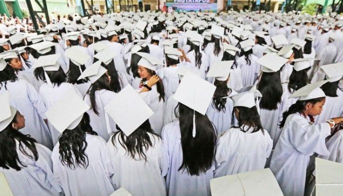 Milyong estudyante  ga-graduate sa K-12