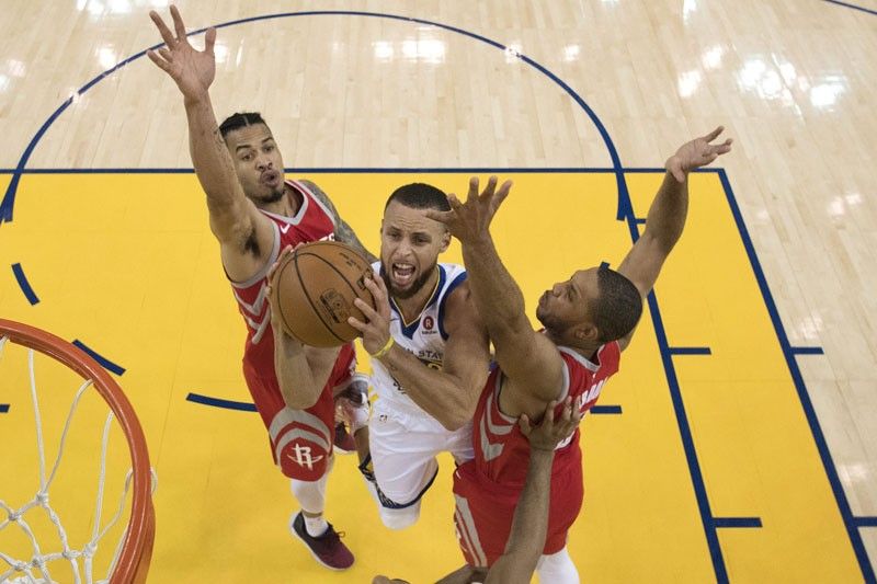 Rockets binomba  ni Curry ng tres