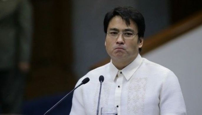 Ipinoste sa FB... Bong Revilla nag-selfie sa selda