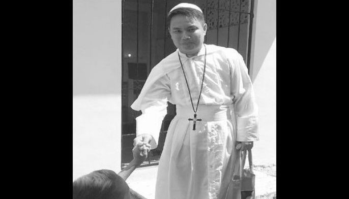 &lsquo;Santo Papa&rsquo; nanghatag og candy sa Carreta