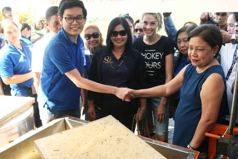 In Tondo, garlic peel is turned into handmade paper