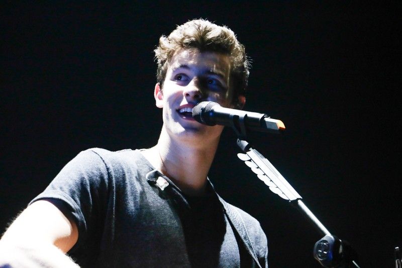 Shawn Mendes illuminates Manila crowd