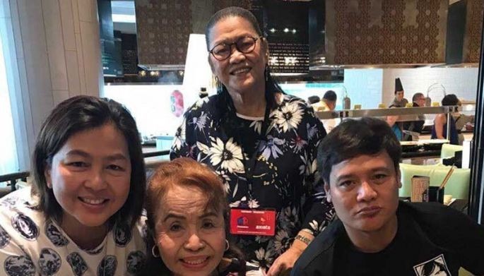 Mommy D at bf, in demand sa selfie!