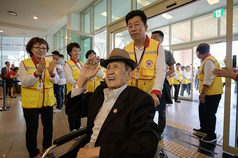 South Koreans head for family reunions in North after decades apart