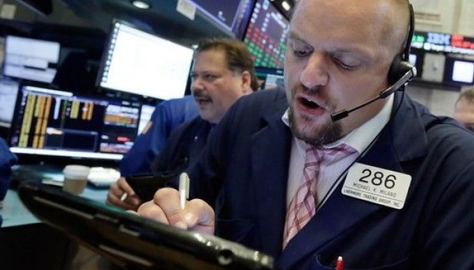 S&P 500 marks longest bull run on mixed day for indexes