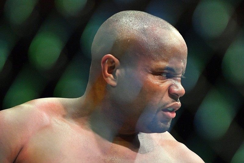 Cormier stops Miocic, clinches 2nd UFC belt