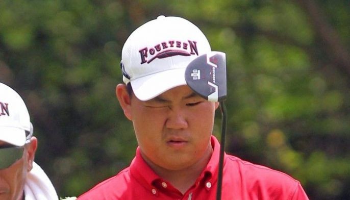 Hot Koreans wrest lead as Carlos slips