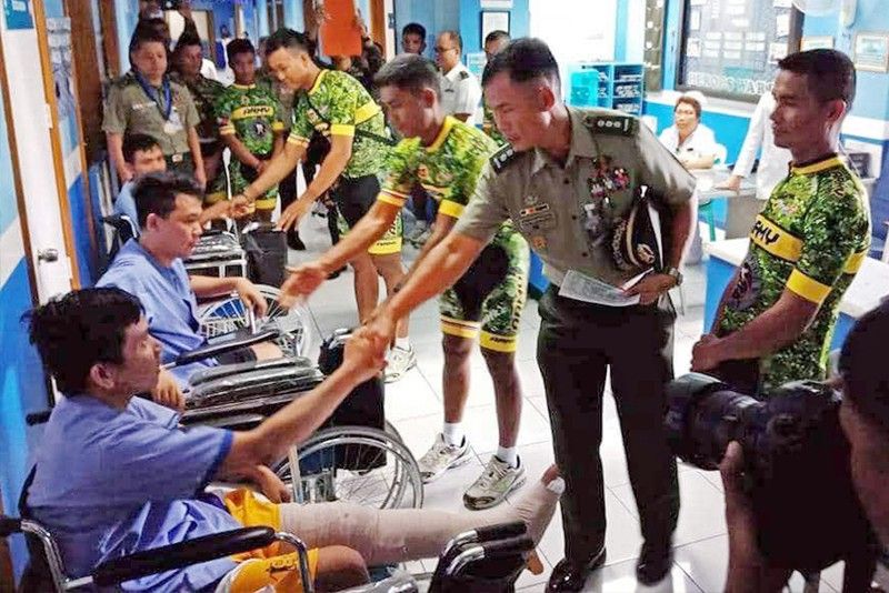Army-Bicycology team donates wheelchairs to ailing soldiers