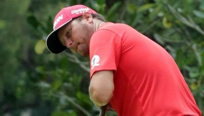 Dutchman pounces on Salvador last-hole crash, leads by 2