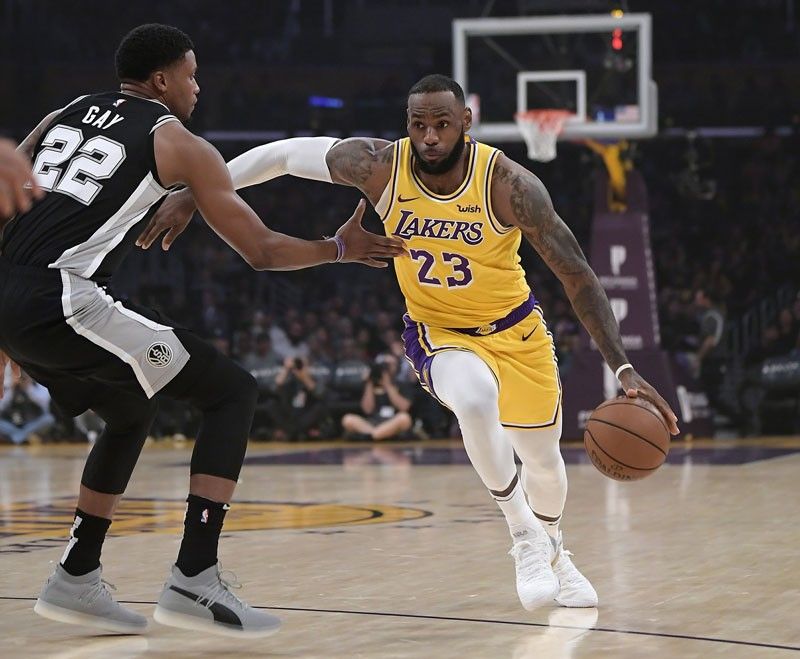 LeBron Jamesâ�� lakers start 0-3, bow to Spurs