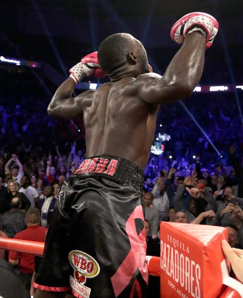 Crawford TKOs Benavidez in duel of unbeaten faves, keeps WBO title