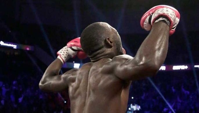 Crawford TKOs Benavidez in duel of unbeaten faves, keeps WBO title