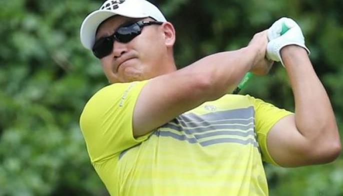 Que rallies to advance but Tabuena, Juvic fall