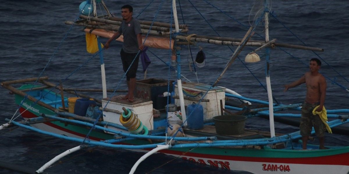 US ship aids stranded Filipino fishermen in West Philippine Sea