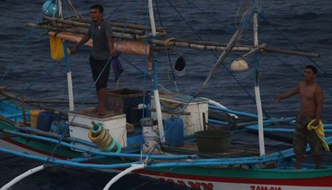US ship aids stranded Filipino fishermen in West Philippine Sea