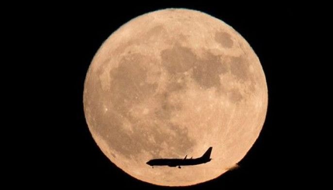 Skygazers treated to extra bright &lsquo;supermoon&rsquo;