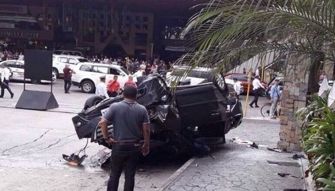 SUV nahulog mula sa 3rd floor parking space ng mall
