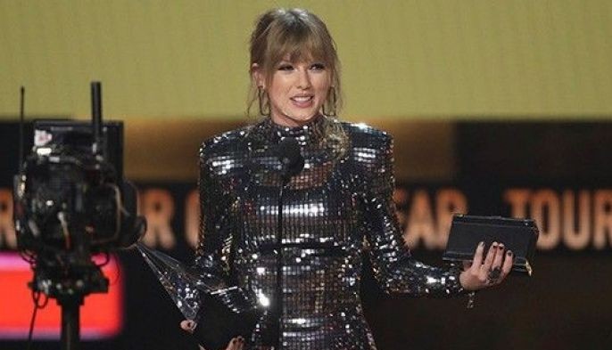 Taylor Swift wins big at AMAs, encourages fans to vote