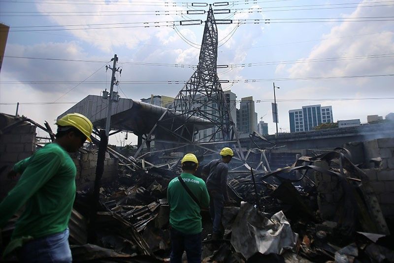 NGCP tower sa Muntinlupa bumagsak sa sunog