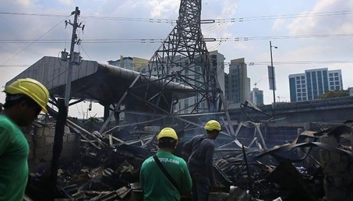 NGCP tower sa Muntinlupa bumagsak sa sunog