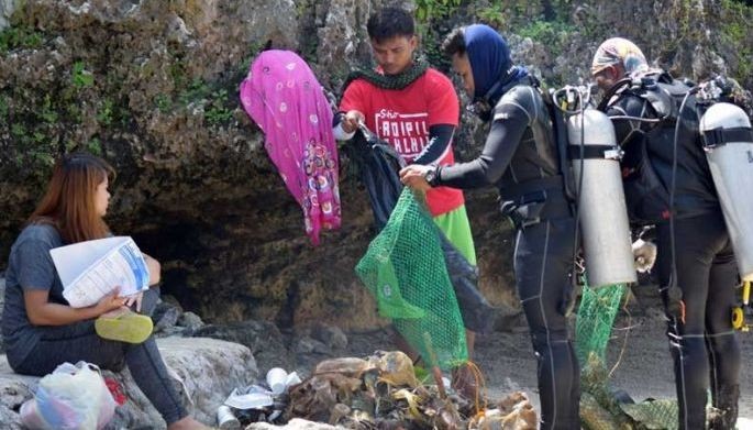 &lsquo;Scubasureros&rsquo; keep Pangasinan waters clean