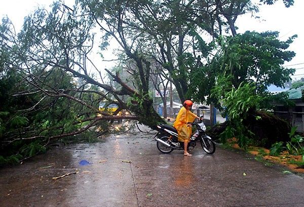 Karen barrels toward Luzon; storm surge warning up; several areas under Signal 3